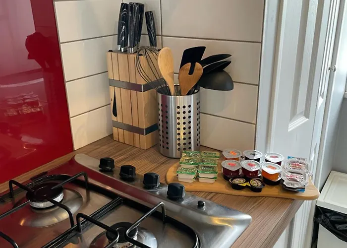 Top Floor 1 Bedroom Apartment With Views Over London