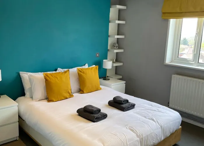 Top Floor 1 Bedroom Apartment With Views Over London