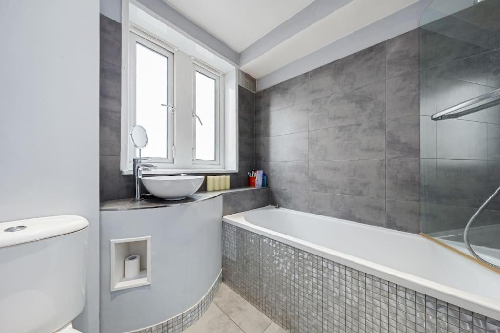 Floor 1 Bedroom With Views Over Londres